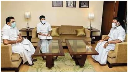 ശശികലയുടെ രാഷ്ട്രീയ പ്രവേശനനീക്കങ്ങൾക്കിടെ അണ്ണാഡിഎംകെയിൽ മഞ്ഞുരുകൽ; ഇപിഎസ്-ഒപിഎസ് കൂടിക്കാഴ്ച