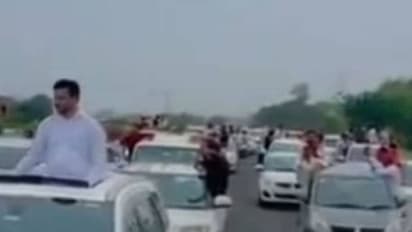 ऐसे खत्म होगा कोरोना! जेल से बाहर आते ही इस नेता ने किया शक्ति प्रदर्शन, 300 गाड़ियों के काफिले के साथ निकाला