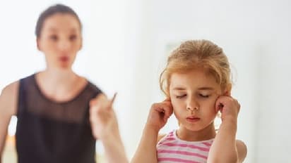 Parent Relation- অভিভাবকদের এই অভ্যাসগুলি সন্তানের আত্মবিশ্বাসকে ধুলোয় মিশিয়ে দিতে পারে, শুধরে নিন