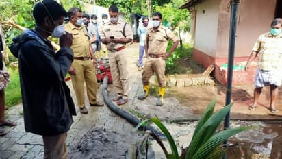 প্রেমিক বিবাহিত জানতে পেরে বিয়েতে অনিচ্ছুক প্রেমিকা, গায়ে পেট্রোল ঢেলে আত্মহত্যার চেষ্টা জওয়ানের