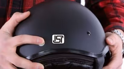 విచిత్రం.. ఇంట్లో కూడా హెల్మెట్టు పెట్టుకుంటున్న కుటుంబం...కరోనా కాదు కంకరరాళ్ల భయంతో...