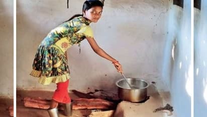 बच्ची के दोनों पंजे नहीं: पैरों से बहता था खून..तब बनाया ये जुगाड़, गिलास को बनाया पंजा और दौड़ने लगी