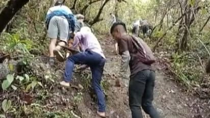 ഇന്റർനെറ്റില്ല, ഓൺലൈൻ പരീക്ഷയെഴുതാൻ മിസോറാമിലെ വിദ്യാർത്ഥികൾ മല കയറുന്നു