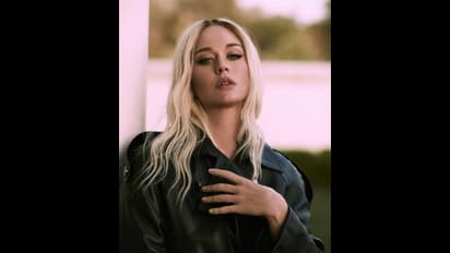 ಅಮೆರಿಕನ್ ಸಿಂಗರ್ ತೋಳಲ್ಲಿ ಸಂಸ್ಕೃತ ಟ್ಯಾಟೂ