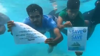 ಹೊಸ ನಿಯಮದ ವಿರುದ್ಧ ಬೀದಿಗಿಳಿದ ಜನ; ಲಕ್ಷದ್ವೀಪದಲ್ಲಿ ನೀರಿನೊಳಗೆ ಪ್ರತಿಭಟನೆ!