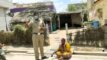 ప్రేమ పేరిట మోసం... ప్రియుడి ఇంటిముందు యువతి నిరసన (వీడియో)