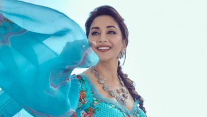 ಆಕಾಶ ನೀಲಿ ಬಣ್ಣದ ಲೆಹಂಗಾದಲ್ಲಿ ಮೋಹಕವಾಗಿ ಮಿಂಚಿದ ಮಾಧುರಿ