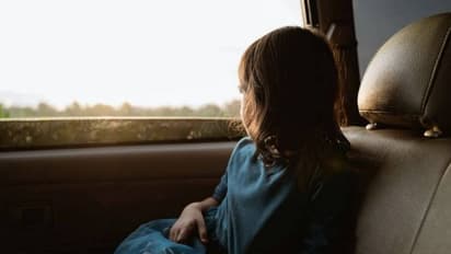 తల్లిదండ్రుల నిర్లక్ష్యం... పార్కింగ్ లోనే రెండేళ్ల కూతురిని మరిచి 160కి.మీ ప్రయాణం