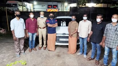 കാറില് ചാരായം കടത്തുന്നതിനിടെ കോഴിക്കോട് രണ്ടുപേർ എക്സൈസ് പിടിയിൽ
