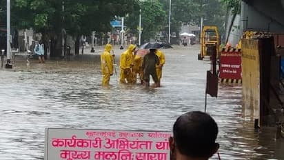 10 तस्वीरों में देखिए पहली ही बारिश में जलमग्न हुई मुंबई, सड़कें बन गईं तालाब..हर तरफ पानी ही पानी