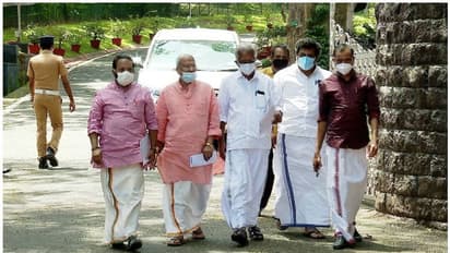 കെ സുരേന്ദ്രനെ കുരുക്കാൻ സർക്കാർ ശ്രമിക്കുന്നു; ബിജെപി നേതാക്കൾ ഗവർണറെ കണ്ട് നിവേദനം നൽകി