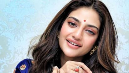 শরীরী প্রেমের নেশায় মত্ত অন্তঃসত্ত্বা নুসরত, চাদরে মুড়ে কাকে আদুরে বার্তা দিলেন 'মম টু বি'