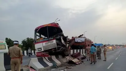 रोडवेज बस DCM से टकराने के बाद डिवाइडर पर चढ़ी, मौके पर ही 4 यात्रियों की मौत, 12 की हालत नाजुक