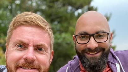 വീടിന് മുന്നിലെ സ്വവര്ഗ്ഗ പതാക നീക്കണമെന്ന് ആവശ്യം; പിന്നീട് കണ്ടത്, വീട് മൊത്തം മഴവില്ല് നിറത്തില് !