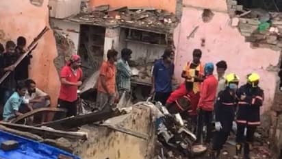 ముంబయిలో కుప్ప కూలిన భవనం.. 12కి చేరిన మృతులు