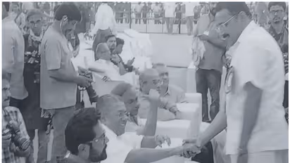 മരം മുറി കേസിലെ പ്രതികളെ മുഖ്യമന്ത്രി കണ്ടെന്ന് പി ടി തോമസ്; ഫോട്ടോ പുറത്തുവിട്ടു