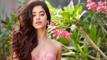 শ্রীকন্যা হয়েও এই বিষয় পিছিয়ে জাহ্নবী, গোপন খামতি হাতে নাতে ধরলেন করিনা