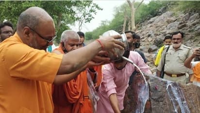 नरसिम्हानंद ने कहा-मुस्लिमों की बढ़ती जनसंख्या भारत का विनाश कर देगी,हिंदू शस्त्रधारी बनें, 6-6 बच्चे पैदा करें