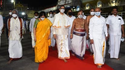 హైద్రాబాద్కు చేరుకొన్న సీజేఐ: ఘనస్వాగతం పలికిన తెలంగాణ సర్కార్