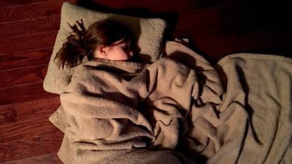 தலை முதல் கால் வரை கெட்டியாக போர்வையால் போர்த்திக்கொண்டு தூங்கினால் இதுதான் நடக்கும்..!!