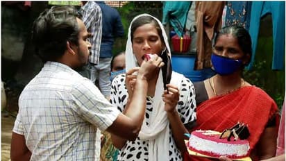 മരിച്ചെന്ന് കരുതിയ മകളെ കാണാൻ അവരെത്തി, സാജിതയ്ക്കും റഹ്മാനുമൊപ്പം കേക്ക് മുറിച്ച് മടക്കം