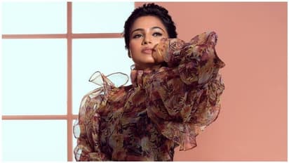 ரம்யா பாண்டியன் உதட்டை கடித்து... மூக்கை கடித்து முத்தம் கொடுத்து கொஞ்சல்ஸ்! வைரல் வீடியோ..!