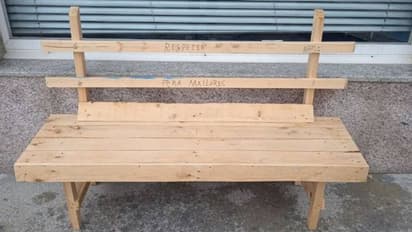 79 -കാരിയായ ഭാര്യയ്ക്ക് നടത്തത്തിനിടെ വിശ്രമിക്കാനിടമില്ല, അരമണിക്കൂറിനുള്ളിൽ ബെഞ്ച് നിർമ്മിച്ച് ഭർത്താവ്!