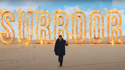 15 साल बाद एक बार फिर आते ही छा गया हिमेश रेशमिया का 'सुरूर', रॉकस्टार लुक में नजर आया सिंगर