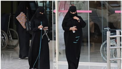 പുരുഷ രക്ഷിതാവിന്റെ സമ്മതമില്ലാതെ തനിച്ച് ജീവിക്കാന് സ്ത്രീകള്ക്ക് അനുമതി; ചരിത്രപരമായ തീരുമാനവുമായി സൗദി