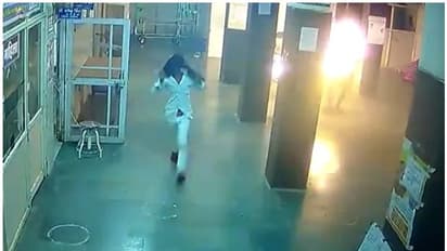 ആക്രമിച്ചു പരിക്കേല്പ്പിച്ചതിന് പിന്നാലെ അക്രമി ആശുപത്രിയിലെത്തി തീകൊളുത്തി; യുവാവ് ഗുരുതരാവസ്ഥയില്