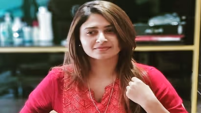 എട്ട് മണിക്കൂർ ചോദ്യം ചെയ്ത് വിട്ടയച്ചതിന് പിന്നാലെ ഐഷ സുൽത്താനക്ക് വീണ്ടും നോട്ടീസ്, നാളെയും ഹാജരാകണം