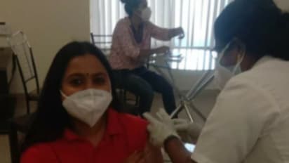 'ഒരു ഉറുമ്പ് കടിച്ച വേദനയേ ഉണ്ടായുള്ളൂ', കൊവിഡ് വാക്സീൻ എടുത്ത് ലക്ഷ്മി പ്രിയ