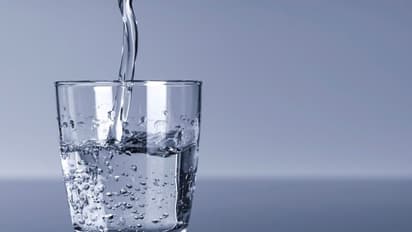 কমবে মেদ, ব্রণর সমস্যা, সারাদিনে একগ্লাস গরম জলে লুকিয়ে আর কী কী ম্যাজিক