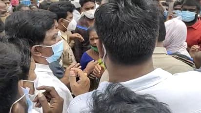 నెల్లూరు: వైసీపీ ఎమ్మెల్యేకు నిరసన సెగ.. పర్యటనను అడ్డుకున్న స్థానికులు (వీడియో)