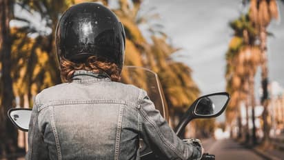 മഴയത്ത് ഇരുചക്രവാഹനങ്ങൾ ഓടിക്കുന്നവരുടെ ശ്രദ്ധയ്ക്ക്