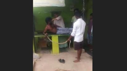 കടിച്ച മൂര്‍ഖനെയും പിടിച്ച് പ്രഥമികാരോഗ്യ കേന്ദ്രത്തില്‍ ചികില്‍സയ്ക്കെത്തി യുവാവ്