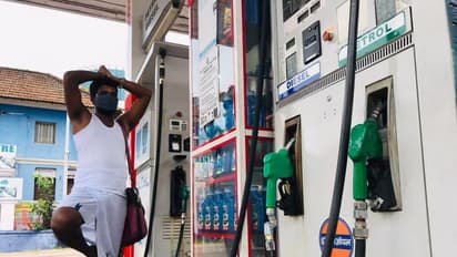 കുതിച്ചുയര്‍ന്ന് പെട്രോള്‍ വില; തിരുവനന്തപുരത്ത് പെട്രോള്‍ പമ്പില്‍ ഒറ്റക്കാല്‍ തപസുമായി യുവാവിന്‍റെ പ്രതിഷേധം