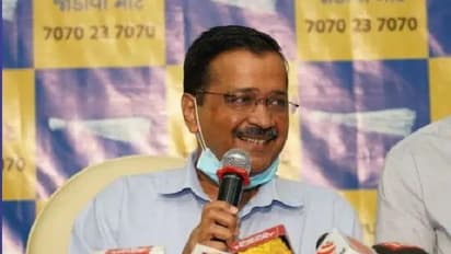 केजरीवाल की प्रेस कॉन्फ्रेंस में लोगों से बाहर उतरवाए गए जूते-चप्पल, इसके बाद दी गई हॉल में एंट्री