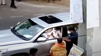 రోడ్డుపై కాన్వాయ్ పరుగులు.. చేతిలో అర్జితో వృద్ధురాలు, కారు ఆపి సమస్య తెలుసుకున్న స్టాలిన్