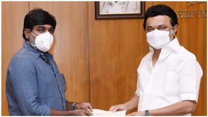 முதல்வரை சந்தித்து கொரோனா நிவாரண நிதி வழங்கிய விஜய் சேதுபதி..! எவ்வளவு தெரியுமா?