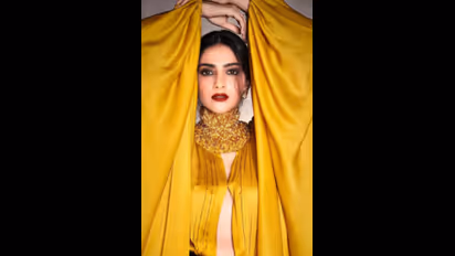 সামনেই পুজো, তাই নয়া লুকে স্টানিং বিউটিতে যদি বোল্ড আউট করতে চান, জেনে নিন সোনামের বিউটি টিপস