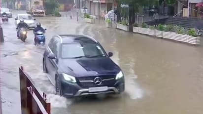 Weather Update : রাতভর বৃষ্টিতে হাঁটু ডোবা জলে ভাসছে শহর, আজ সারাদিন ভারি বর্ষণের সম্ভাবনা