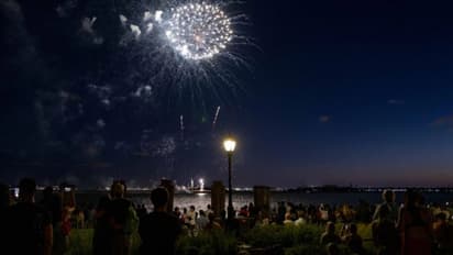 ന്യൂയോർക്കിൽ കൊവിഡ് നിയന്ത്രണങ്ങൾ ഒഴിവാക്കി; കരിമരുന്ന് പ്രയോഗം നടത്തി ആഘോഷം