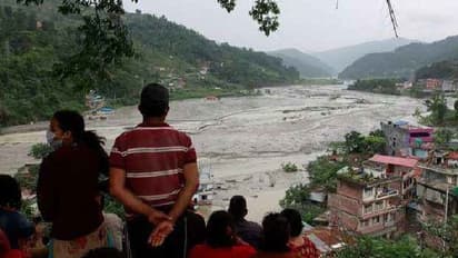 বিকেলের আগেই ঝাপিয়ে বৃষ্টি, ভারী বর্ষণের সতর্কতা দুই বঙ্গেই