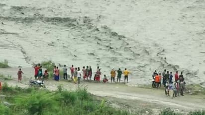 మహబూబ్నగర్లో వరద నీటిలో చిక్కుకున్న స్కూల్ బస్సు: 25 మందిని కాపాడిన స్థానికులు