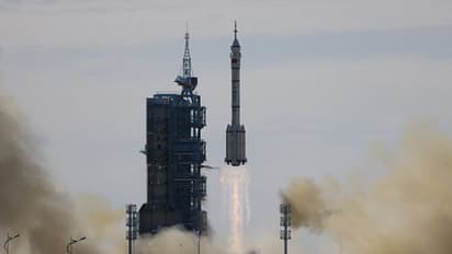 মহাকাশ দখলে আরও এক পা এগোলো চিন, ৩ নভোশ্চরকে নিয়ে উড়ে গেল দৈবযান, দেখুন ছবিতে ছবিতে