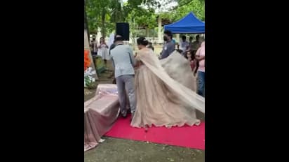 వైరల్ : వరుడు ఎదుటే...వధువు పెళ్లి గౌన్లోంచి బైటికొచ్చాడు