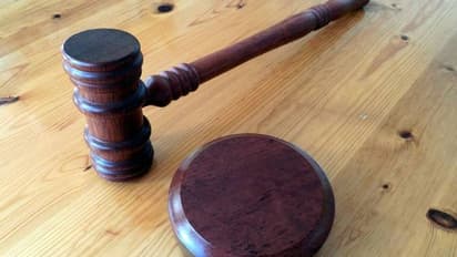 పదే పదే టాయిలెట్కు వెళ్తోందని.. చిన్నారిని వాతలు తేలేలా కొట్టిన టీచర్లు: కోర్టు ఆగ్రహం, మూడేళ్ల జైలు