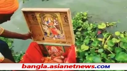 ভরা গঙ্গায় কাঠের বাক্সে ভাসছে শিশুকন্যা - বাক্সভর্তি দেবদেবীর ছবি, দায়িত্ব নিলেন যোগী