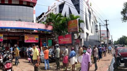 കേരളം നിയന്ത്രിതമായി തുറന്നു; അതിരാവിലെ ബെവ്കോയ്ക്ക് മുന്നില്‍ വരി നിന്ന് മലയാളി